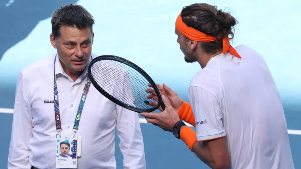 Getty Images | Image caption, Alexander Zverev vented to a tournament official during Carlos Alcaraz's first medical timeout