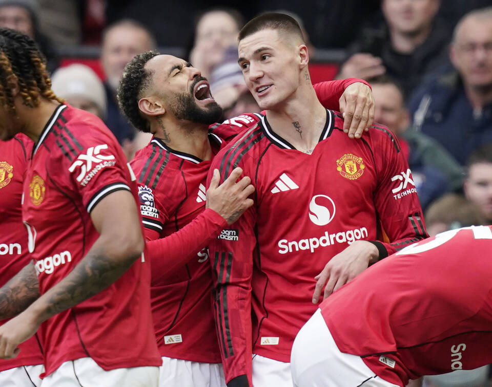 Manchester United beat Aston Villa to strengthen top-four push