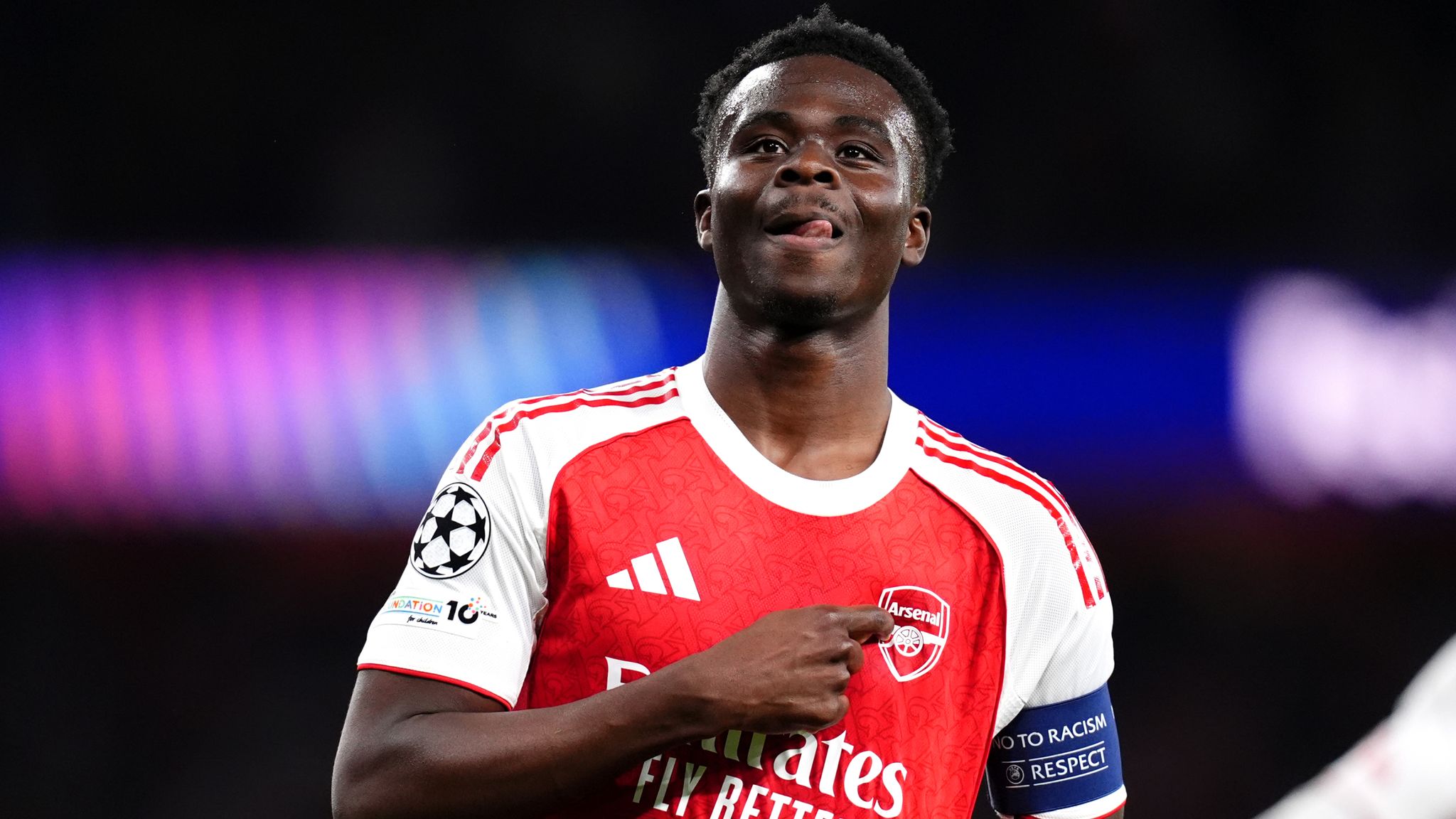 Bukayo Saka celebrates the goal that sealed the victory | Image via SkySports